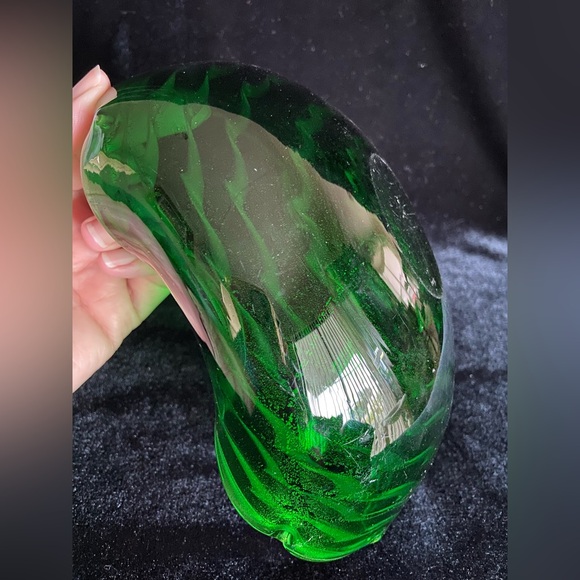 Murano Glass Green Cased Pinch Bowl w/ White & Gold Aventurine Speckle Interior - Picture 6 of 11